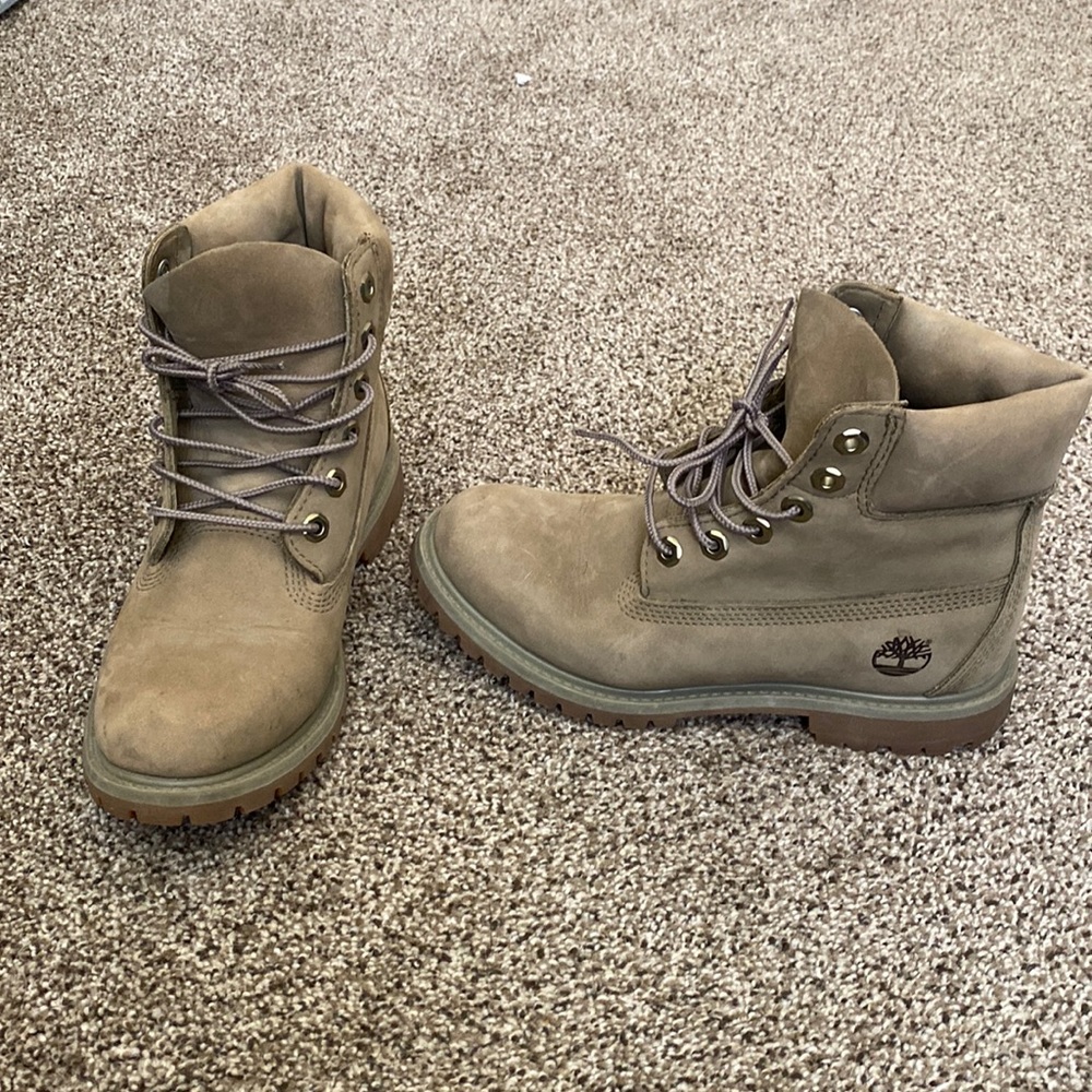 WOMEN'S 6-INCH PREMIUM WATERPROOF BOOTS **worn once**